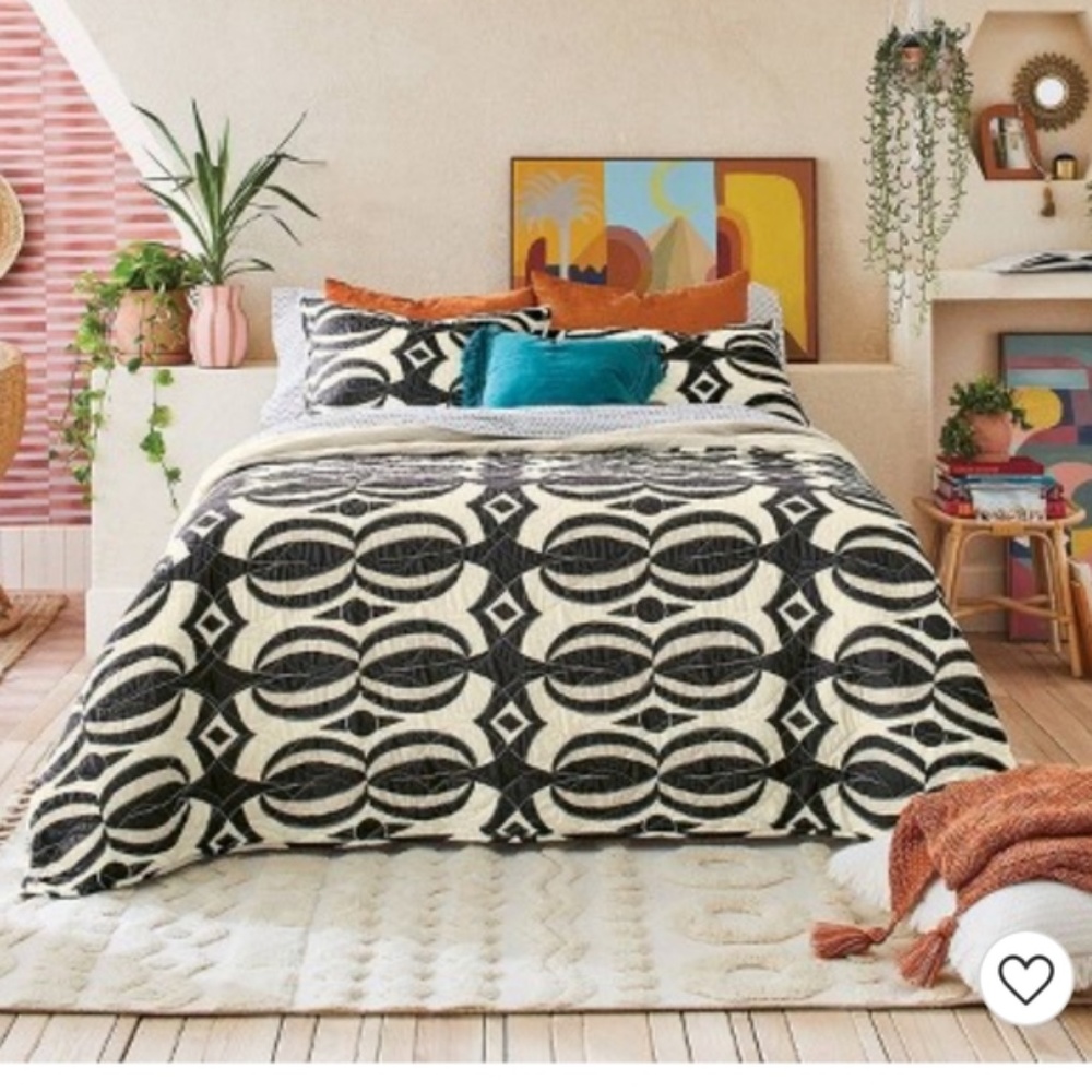 Opalhouse Jungalow Full/Queen Printed Quilt in Black & Cream